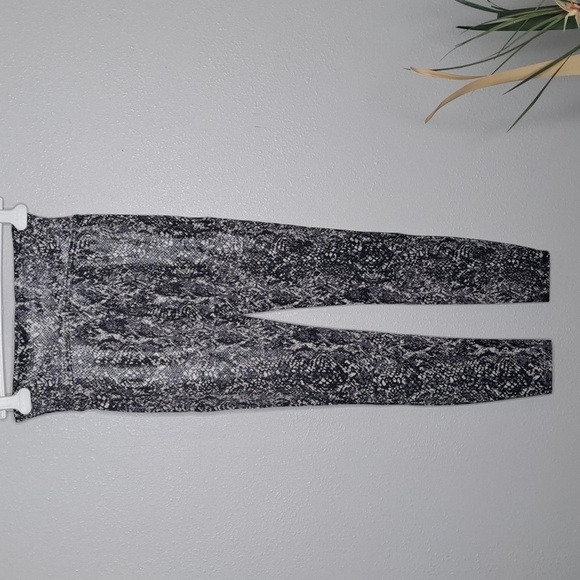 NWT Spanx Faux Leather Grey Snake Shine Leggings Contoured Waistband Sz Large - Picture 4 of 16